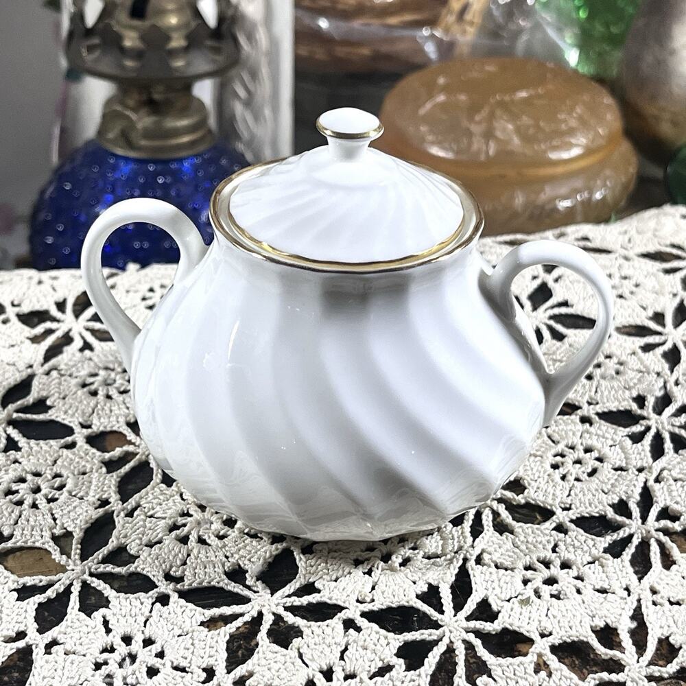 Wedgwood "Gold Chelsea" Covered Sugar Bowl Excellent Condition
